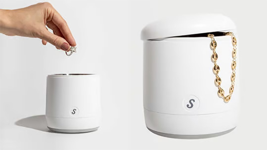 Soaq Ultrasonic Cleaner is a stylish, one-of-a-kind ultrasonic cleaner designed to clean all your jewelry, retainers, cosmetic tools and more!